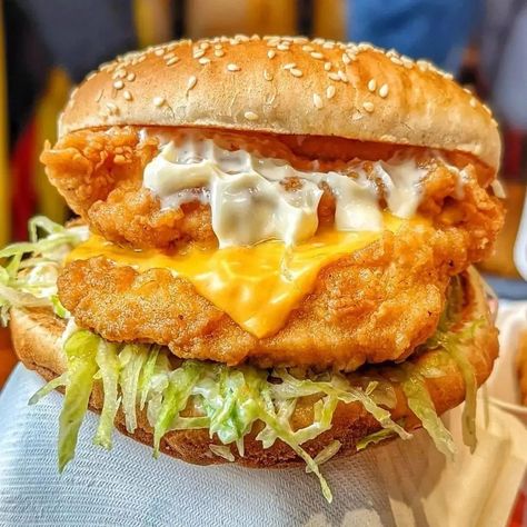 Cheesy Burger, Food Crush, Food Babe, Food Therapy, Yummy Comfort Food, Fair Food Recipes, Food Recepie, Indian Food Recipes Vegetarian, Food Obsession