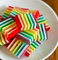 Rainbow Jello Recipe, Finger Jello, Rainbow Jello, Layered Jello, Jello Desserts, Jello Recipes, Rainbow Food, Oreo Dessert, Baked Goodies