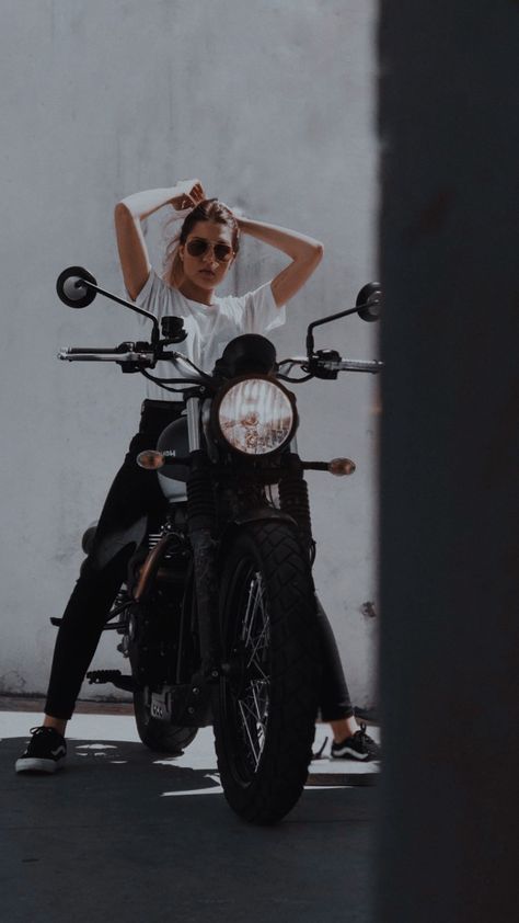 Illyana | Kinetik by RuNux Female On Motorcycle, Female Motorcycle Aesthetic, Poses With Motorcycle, Motocycle Photoshoot, Motor Photoshoot, Bikercore Style, Motorcycle Photoshoot Women, Motorcycle Photo Shoot, Female Motorcycle