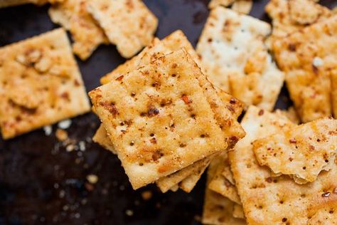 Saltine cracker recipes - firecrackers Party Crackers Recipe, Saltine Cracker Recipes, Ranch Crackers, Ranch Party, Spicy Crackers, Seasoned Crackers, Saltine Cracker, Party Crackers, Homemade Crackers