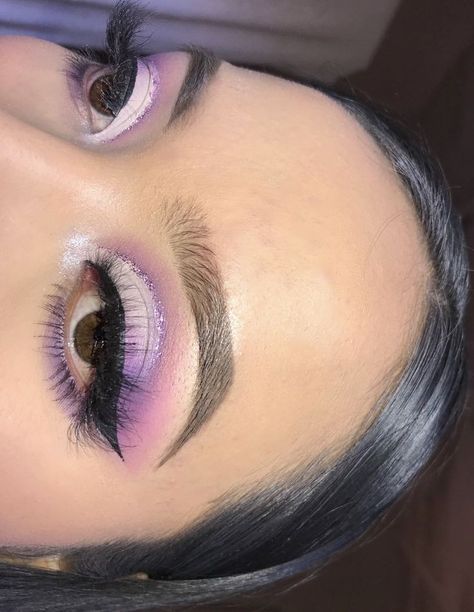 Prom Makeup Looks For Lilac Dress, Eye Makeup Looks Purple, Lilac Quinceanera Makeup Looks, Lilac Prom Makeup Looks, 15 Nails Ideas Purple, Purple Quince Makeup Ideas, Quince Makeup Purple And Silver, Dark Purple Quince Makeup, Quince Make Up Purple