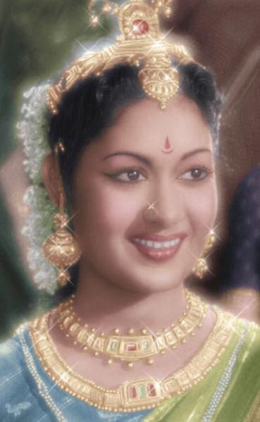 Savithri Ganesan Savitri Actress, Mahanati Savitri, Old Film Stars, Retro Bollywood, Movie Actress, Actress Wallpaper, Friend Poses Photography, Song Download, Vintage Bollywood