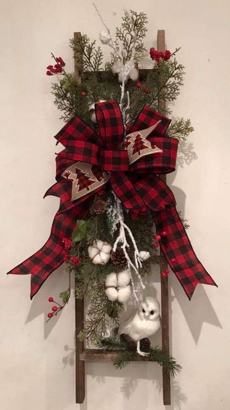 Christmas Ladders Ideas, Simple Christmas Decorations, Red And Black Christmas, Christmas Ladder, Plaid Christmas Decor, Christmas Decorations Wreaths, Simple Christmas Decor, Unique Christmas Trees, Crafts Decor