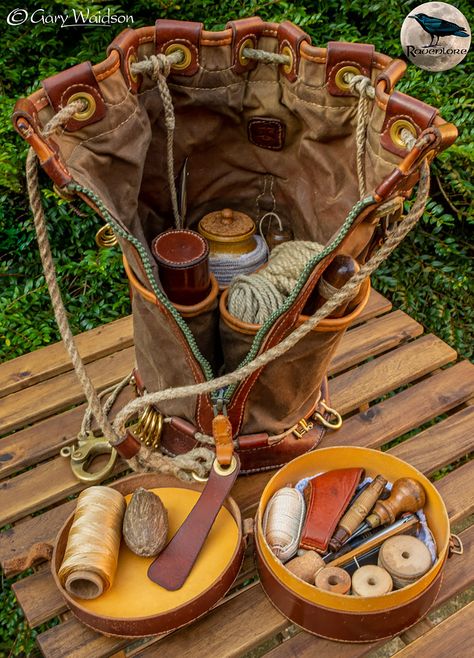 Wayland's Ditty-Bag - © Gary Waidson - Ravenlore Bushcraft and Wilderness skills. Bushcraft Aesthetic, Diy Bushcraft, Bushcraft Projects, Wilderness Skills, Bushcraft Tools, Bushcraft Kit, Bushcraft Shelter, Underground Shelter, Ditty Bag