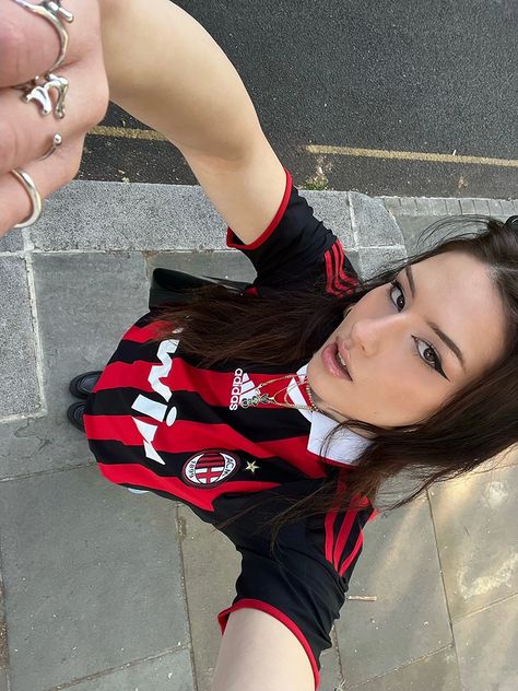 ac milan jersey Blokecore Women, Jewelry Selfie, Sportwear Outfit, Milan Outfits, Milan Football, Football Jersey Outfit, Vintage Football Shirts, Sunglasses Summer, Retro Football Shirts