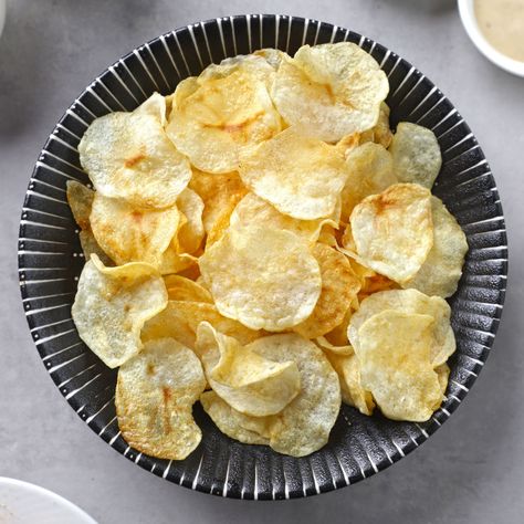 Who doesn't love the satisfying crunch of a perfectly cooked potato chip? Here is a gluten and guilt-free, air fryer potato chips recipe. Dehydrated Potato Chips Recipes, Air Fryer Potato Chips Recipe, Diy Potato Chips Air Fryer, Air Fryer Chips Potatoes, Airfryer Potato Chips, Potato Chips In Air Fryer, Potato Chips Homemade, Air Fryer Chips, Cheesy Corn Dip