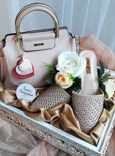 Purse Sandle And Roses In This Basket Engagement Gifts Decoration Ideas, Engagement Marawa Ideas, Engagement Gift Hamper Ideas, Engagement Gifts Packing Ideas, Engagement Trousseau Packing, Engagement Hampers Ideas, Engagement Hamper Ideas The Bride, Indian Trousseau Packing, Chhab Decoration Idea For Engagement