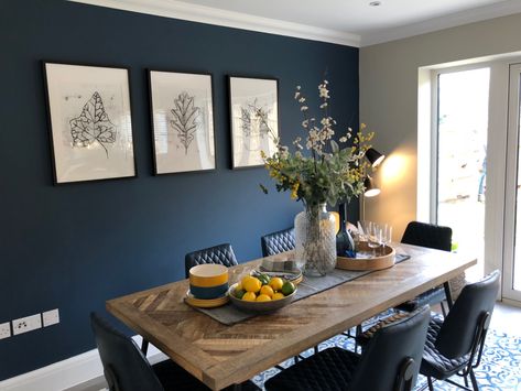 Dining Room Ideas Grey Walls, Blue Wall Dining Room Ideas, Navy Ceiling Dining Room, Navy Kitchen Dining Room, Dining Room Pictures Ideas Wall Decor, Dining Room Navy Blue, Dark Blue Dining Room Ideas, Navy Blue Kitchen Walls, Oven Nook