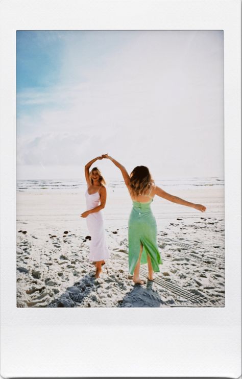 Vacation Poses Picture Ideas Friends, Sisters Beach Pictures, Sister Vacation Pictures, Beach Pictures With Bestie, Goa Photography Ideas Friends, Beach Pics With Bestie, Beach Poses Instagram Photo Ideas Friends, Unique Beach Photoshoot, Beach Poses With Sister