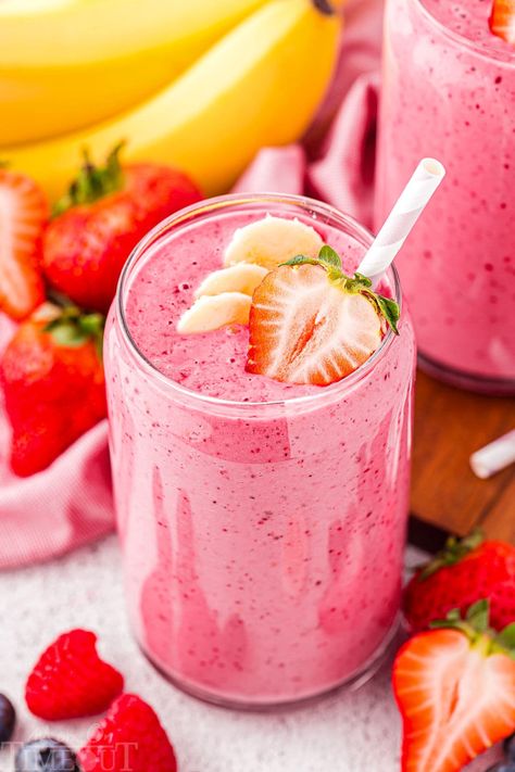 Strawberry Banana Smoothie Recipe, Refreshing Breakfast, Greek Yogurt Flavors, Mom On Timeout, Fruit Smoothie Recipes Healthy, Sweet Smoothies, Banana Drinks, Kiwi Smoothie, Oat Smoothie