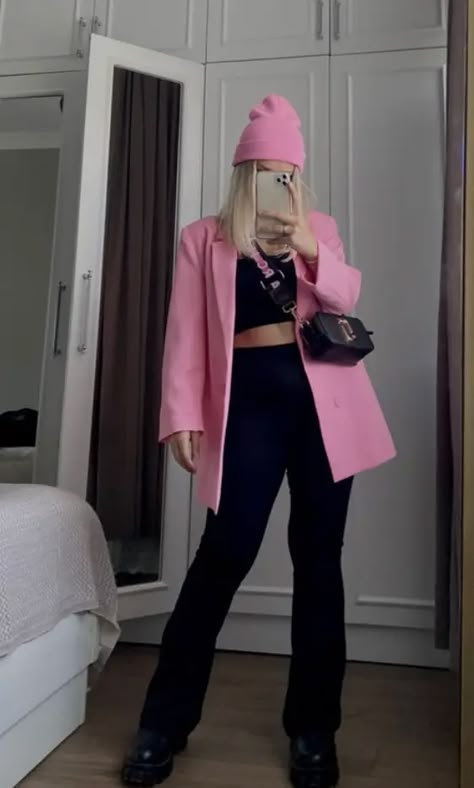 Test: ¿Usarías estos outfits rosas o no? Outfits Color Rosa, Party Outfit Cold Weather, Pink Top Black Pants, Valentines Day Outfits Aesthetic, Barbie Outfits Aesthetic, Elegant Blue Dress, Outfit Cold Weather, Cake Barbie, Pink Look