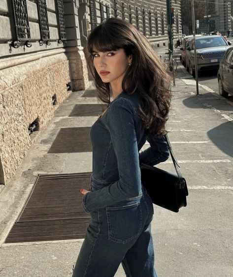 Parisian Haircut, Italian Hair, French Girl Style, Hair Stylies, Haircuts Straight Hair, Long Hair With Bangs, Foto Poses, Breathtaking Beauty, Long Wavy Hair