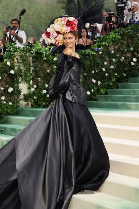 Met Gala 2024 Red Carpet Photos: The Best Celebrity Looks Zendaya Aesthetic, Zendaya Met Gala, Zendaya Red Carpet, Met Gala Fashion, Zendaya And Tom Holland, Gala Outfits, Zendaya And Tom, Met Gala Outfits, Givenchy Couture