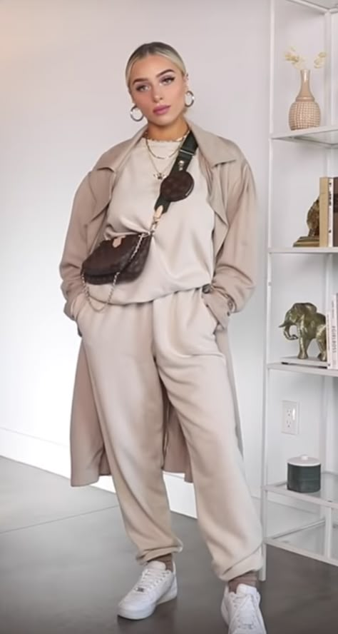 Beige Sweat Suit Outfit, Cream Sweat Pants Outfits, Sweats And Sneakers Outfits, Beige Tracksuit Outfit, Tracksuit Outfit Aesthetic, Beige Sweatpants Outfits, Sweat Set Outfits, Womens Joggers Outfit, Tracksuit Outfit Women