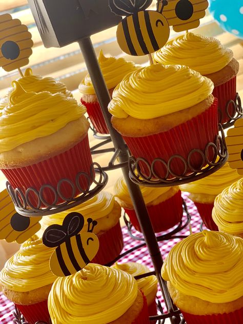 Hunny Pot Cupcakes, Winnie The Pooh Pull Apart Cupcakes, Winnie The Pooh Cupcake Ideas, Winnie The Pooh Birthday Cupcakes, Winnie The Pooh Cupcake Cake, Pooh Cupcakes Ideas, Diy Winnie The Pooh Cake, Winnie Pooh Cupcakes, Pooh Bear Cupcakes