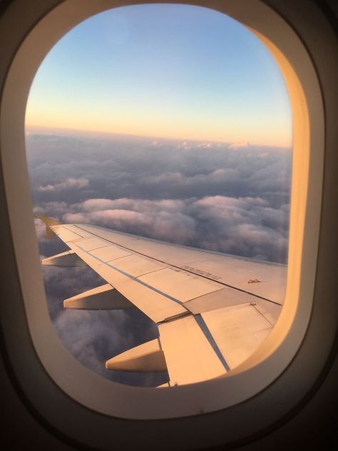 Hublot Avion, Plane Window View, Sky Wallpapers, Window Aesthetic, Photo Avion, Plane Photography, Airplane Window View, Plane Window, Airplane Wallpaper