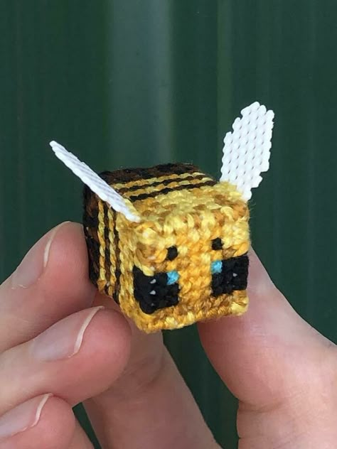 Cross Stitch Minecraft Bee Cross Stitch Minecraft, Minecraft Bee, Cross Stitch Crochet, Diy Moss, 25th Birthday Gifts, Bee Embroidery, Stitch Gift, Yarn Thread, Crochet Fashion Patterns