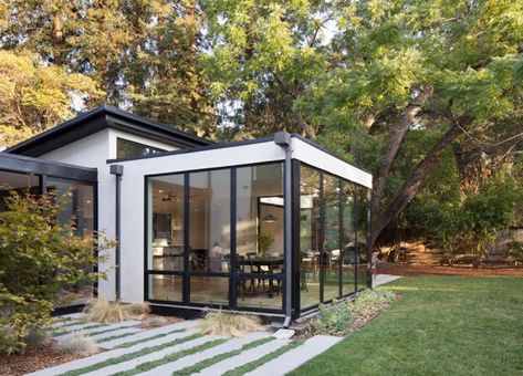 15 Magnificent Modern Sunroom Designs For Your Garden Modern Sunroom, Outdoor Sunroom, Sunroom Decorating, Room Extensions, Sunroom Designs, California Living, Beautiful Patios, Ranch Style Homes, Ranch Style Home