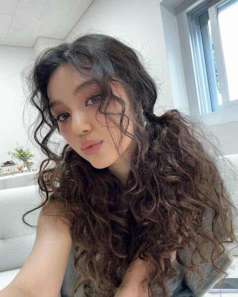 Dani 🐶✨️🤎 New Jeans Style, Korean Makeup, The Crown, Instagram Update, New Hair, South Korean Girls, K Pop, Curly Hair, Kpop Girls