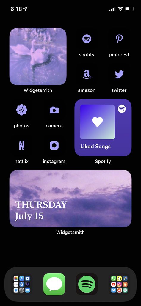 Aesthetic Iphone Theme Ideas Purple, Ios Home Screen Ideas Purple, Purple Themed Homescreen, Dark Purple Iphone Layout, Home Screen Layout Iphone Purple, Purple Home Screen Aesthetic, Purple Home Screen Ideas, Purple Home Screen, Ios Lockscreen