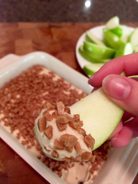 Skor Apple Dip – idreamofsugar Skor Apple Dip, Skor Dip, Cream Cheese Apple Dip, Easy Queso, Fall Desserts Apple, Cookies Dough, Dip Easy, Cream Dip, Fall Desserts Easy