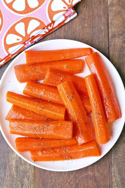 Steamed carrots are so delicious. They have a fresh, naturally sweet taste and they require minimal seasoning. Blw Carrots, Steaming Recipes, Steamed Carrots Recipe, Carrots Recipe Healthy, Steamed Baby Carrots, Steam Vegetables Recipes, Steamed Recipes, Sides Veggies, Steamed Food