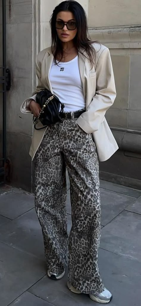 Street Style 2024 Spring Contrast Pants Outfit, Leopard Style Outfits, Autumn Winter Street Style 2024, Leopard Pants Outfit 2024, 2024 Fashion Trends For Women, Street Style 2024 Summer, Summer Street Style 2024, Fun Pants Outfit, Leopard Pants Outfit