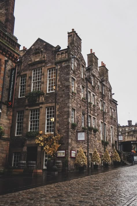 Edinburgh Scotland Wallpaper, Edinburgh Aesthetic Dark, Edinburgh Aesthetic Wallpaper, Scotland Aesthetic Wallpaper, Edinburgh Wallpaper, Dark Academia Building, Edinburgh Life, Edinburgh Scotland Aesthetic, Edinburgh Autumn