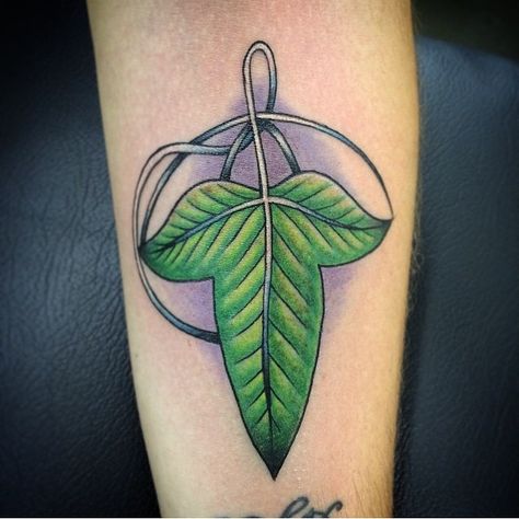 leaf of Lothlorien tattoo @kaptaincade #tolkientattoos Lothlorien Tattoo, Leaf Of Lorien, Queer Tattoos, Earth Tattoos, Hobbit Tattoo, Tolkien Tattoo, Book Tattoos, Lotr Tattoo, Rings Tattoo