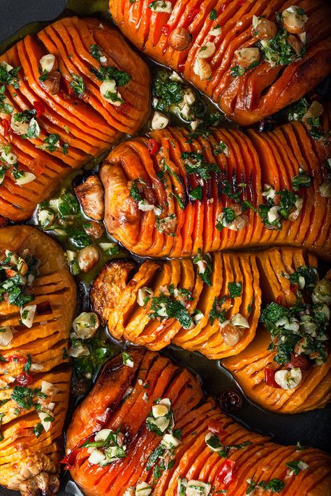 This Colavita recipe for Hasselback Honeynuts with Hazelnut Gremolata uses the smaller and sweeter Honeynut squash instead of butternut to deliver that instagrammable hasselback presentation.  A few of our Colavita chili peppers add some heat and an Italian-inspired hazelnut gremolata gives the dish tang and texture!  Try this recipe for your Thanksgiving dinner as side dish for turkey or roasted hens, everyone will go crazy over it! Hassleback Honeynut Squash, Honeynut Squash Recipes, Hazelnut Gremolata, Hasselback Butternut Squash, Fall Apps, Gremolata Recipe, Honeynut Squash, Italian Side Dishes, Boozy Brunch