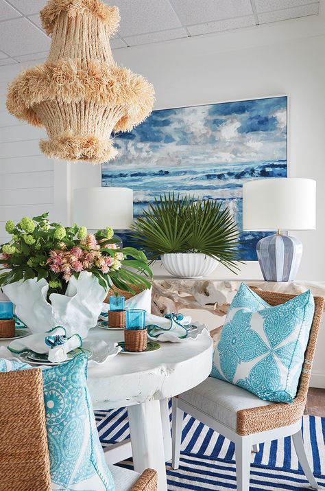 Destination Chic: Pineapples, Palms, Etc. - Flower Magazine Florida Condos, Beach Interior, Deco Originale, Florida Living, Beach House Interior, Shop Interiors, Tropical Decor, White Decor, Florida Home