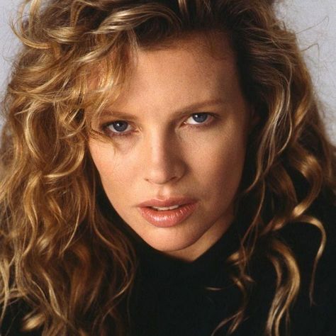 Treinta de las mujeres más hermosas de los últimos cien años Kim Basinger, Bond Girls, Hollywood Icons, Actrices Hollywood, Female Actresses, Celebrity Portraits, Sophia Loren, Film Tv, Famous Women