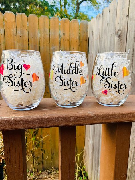 Sister Wine Glass Gift Big Sister Middle Sister Little | Etsy Gift To Sister, Cricut Valentine, Siblings Day, Craft Boutique, Wine Christmas Gifts, Middle Sister, Diy Wine Glasses, Birthday Wine Glass, Little Sister Gifts