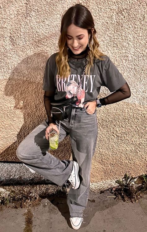 Britney com jeans 💛 Zara Larsson Concert Outfit Ideas, Bruno Mars Inspired Outfit, T Shirt Festival Outfit, Masc Concert Outfits, Look Show Rock, Rock Show Outfit, Arcade Date Outfit, Show Outfit Ideas, Mari Palma