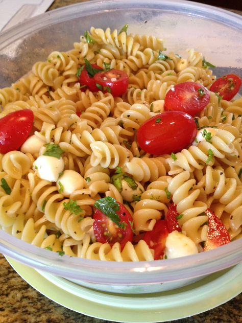 My new Go to Pasta - Rotini Mozzarella "Pearls" Grape Tomatoes Garlic Olive Oil And Fresh Herbs from the Garden .  Can be made ahead and left in the fridge!! served cold or Room temperature.  Voila !! Lunch Recipies, Mozzarella Pearls, Healthy Food Inspiration, Garlic Olive Oil, Healthy Food Dishes, Alfredo Pasta, Lunch Meal Prep, Avocado Recipes, Food Goals