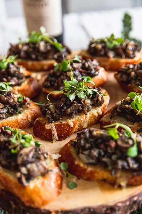 A savory, buttery, rich appetizer that's easy to make and will satisfy a crowd! Bruchetta Appetizers, Mushroom Bruschetta, Crostini Toppings, Bruschetta Appetizer, Crostini Appetizers, Boat Food, Thanksgiving Appetizers, Holiday Appetizers, Appetizers For Party