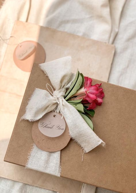 Wreath Packaging Ideas, Creative Gift Baskets, Diwali Gift Hampers, Hamper Gift Basket, Green Weddings, Bridal Gift Wrapping Ideas, Gift Wrapping Techniques, Gift Wrapping Inspiration, Kraft Paper Wrapping