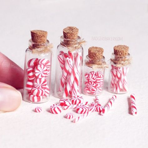 Crea Fimo, Christmas Dollhouse, Doll Props, Christmas Miniatures, Peppermint Candy Cane, Miniature Foods, Miniature Food Jewelry, Dollhouse Christmas, Mini Stuff