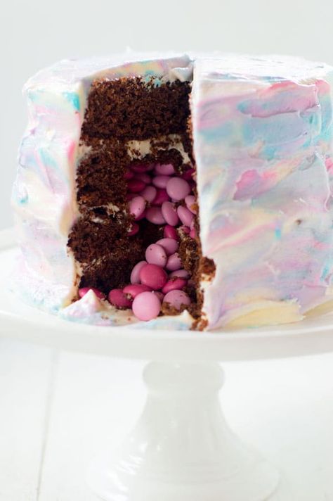 If you're expecting or planning a gender reveal party then this easy marble gender reveal cake is perfect! Gender Reveal Cake Recipe, Cake Reveal, Reveal Cake Ideas, Gender Reveal Cake Ideas, Cake Gender Reveal, Yellow Ice Cream, Cupcake Rose, Baby Reveal Cakes, Simple Gender Reveal