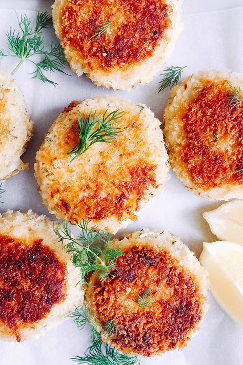 Fish cakes with potato and dill - super easy to make and perfect for lunch or a light dinner. Serve with a simple salad Fish Balls Recipe, Salmon Cake, Salmon Fish Cakes, Fish Cakes Recipe, Fish Balls, Kids Recipe, Salmon Patties Recipe, Fish Cakes, Fish Ball