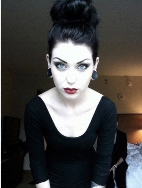 Alternative Women, Goth Styles, Goth Stuff, People Pictures, Dramatic Eye Makeup, Goth Glam, Alternative Makeup, Goth Women, Dark Paradise