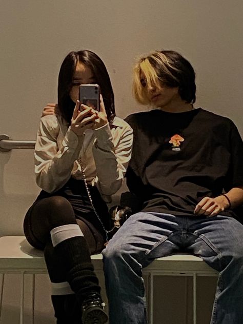 Bf And Gf Dark Aesthetic, Boyfriend Hoodie Aesthetic, Boyfriends Hoodie Aesthetic, Dancing With Bf Aesthetic, Guitar Bf And Gf, Future Boyfriend, Dark Academia, Mirror Selfie, Cute Outfits