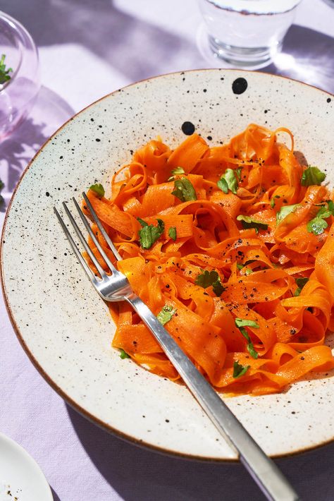 Carrot Apple Cider Vinegar Salad, Raw Carrot Salad, Cauliflower Burger, Carrot Dishes, Pickled Carrots, Low Carb Veggies, Raw Carrots, Vegan Carrot Cakes, Walnut Salad