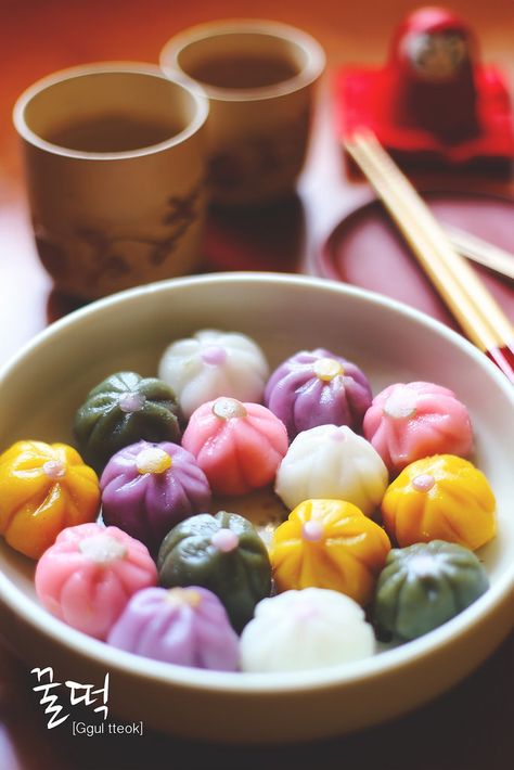 Ggul tteok, Korean sticky rice balls with lemon honey by Alex Tran 黑貓小子 Rice Cake Balls, Sticky Rice Balls, Sweet Rice Cake, Korean Food Recipes, Korean Sweets, South Korean Food, Korean Rice Cake, Korean Dessert, Sweet Rice