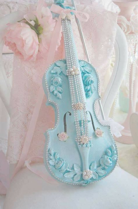 Classy Room, Shabby Chic Colors, Shabby Chic Desk, Violin Art, Violin Design, Towels Bathroom, Chic Desk, Instruments Art, Country Cottages