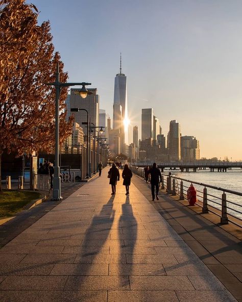 City Golden Hour, Autumn City, Fall Nyc, Nyc Baby, Nyc Aesthetic, River Falls, Hudson River, West Side, City Girl