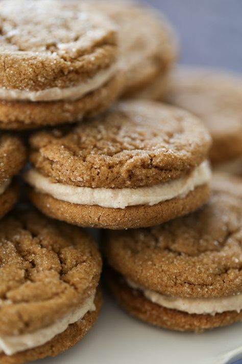 These Sandwich Cookies are a Ginger Cookie-Snickerdoodle mix that are soft, chewy and so delicious! Filled with Cinnamon Buttercream! Chewy Ginger Cookies, Rum Cream, Molasses Cookies, Cream Filling, Crunchy Cookies, Ginger Cookies, Spiced Rum, Köstliche Desserts, Soft Cookie