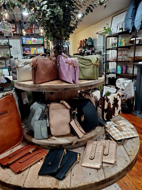 Handbag Shop Display, Thrift Shop Display Ideas Retail Stores, Ways To Display Purses, Purse Display Boutique, Purse Display Ideas, Shop Fittings Ideas Retail, Resale Shop Ideas Layout, Retail Purse Display, Boutique Purse Display Ideas