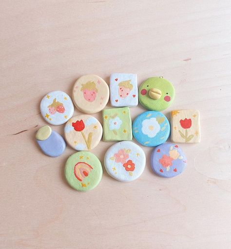 Clay Pin Designs, Cute Clay Pin Ideas, Clay Pins Aesthetic, Clay Pins Diy, Clay Pin Ideas, Cute Clay Pins, Pines Aesthetic, Polymer Clay Pins, Pasta Das