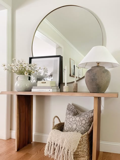 Entry Way Dining Room Combo, Entryway Ideas With Mirror, Minimal Entryway, Bedroom Console, Small Entryway Table, Console Table Entryway, Luxe Decor, Console Table Decorating, Circle Mirror